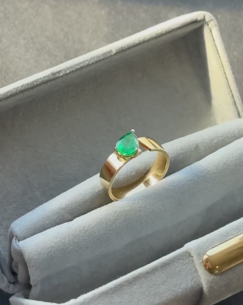 Fente Emerald Ring